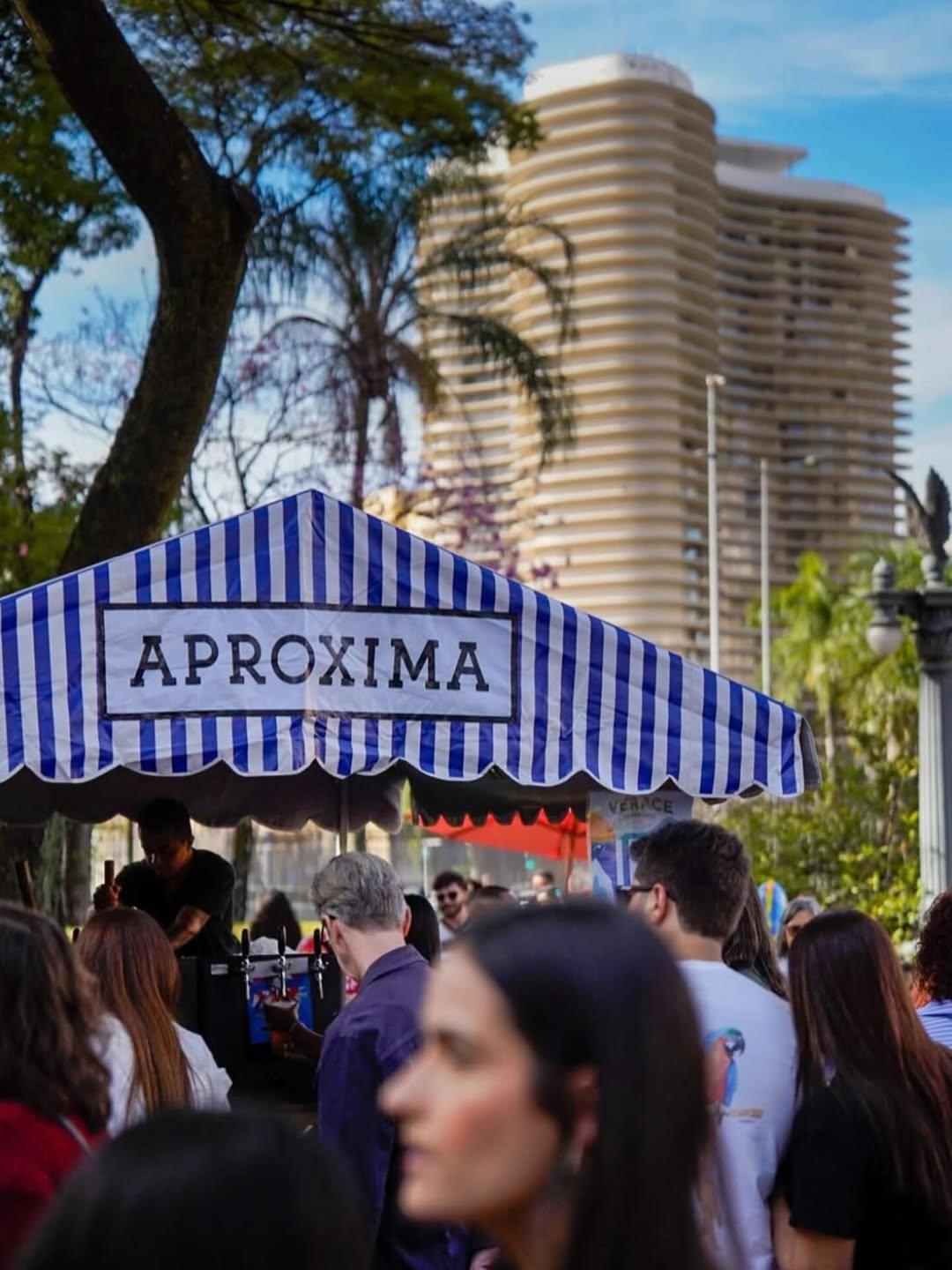 Photo by Projeto Aproxima in Palácio da Liberdade. May be an image of one or more people, umbrella, crowd and text.