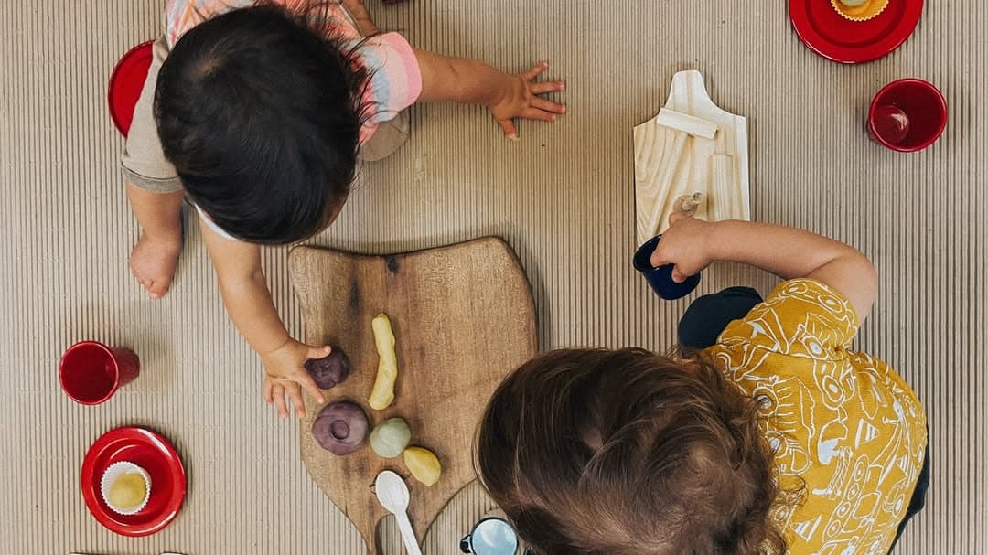 Photo shared by Na pracinha on April 26, 2026 tagging @traquitana. May be an image of baby, placemat, carpet, banana, picnic and text.